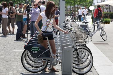 Po Ljubljani je razmeščenih 31 avtomatiziranih postaj, na katerih si je mogoče izposoditi kolesa ali jih tja vrniti.