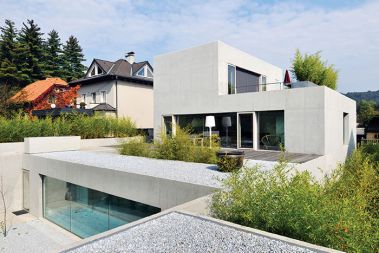 Iskrenost materiala je nekaj, česar Slovenci nismo vajeni. Iskrenost dosledno izraža armiranobetonska hiša arhitektov Bevk Perović v ljubljanski Rožni dolini, ki nosilni material pušča viden, izolacijo objekta pa obrača navznoter.