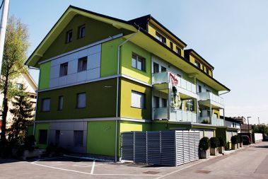 Mavrični terorizem se pojavlja tudi pri novogradnjah. Investitor ali arhitekt je svojo hišo očitno želel poudariti, vprašanje pa je, ali si kdo sploh želi kupiti stanovanje v takem objektu.