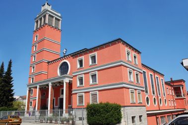 Nova barva cerkve sv. Terezije na Kodeljevem je nazoren primer, kako pomemben je točen barvni odtenek. Nekdaj umirjeno, opečnato rdečo je nadomestila rdečkasto roza barva, ki ne ustreza izvirni in bode v oči.