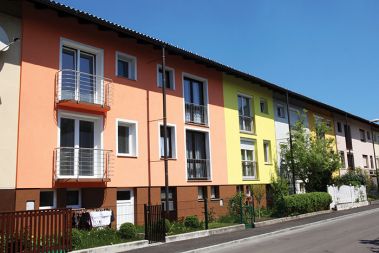 Prebivalci vrstnih hiš prav tako iščejo svojo individualnost. S samovoljno izbranimi barvnimi zaplatami so želeli poživiti prej enolične vrstne hiše, a je učinek porazen zaradi pomanjkanja usklajevanja med sosedi