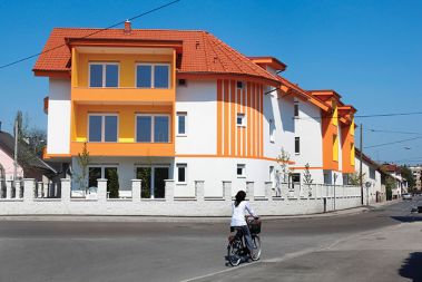 Žareča novogradnja v Ljubljani. S svojo barvo in umestitvijo ob ovinek zna nekoč povzročiti še kakšno prometno nesrečo.