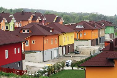 Iz raščenih naselij, kjer so bile vse hiše podobne ali pa vsaj med seboj skladne, s samovoljnimi odločitvami oblikovno neizobraženih posameznikov rastejo naselja, ki še najbolj spominjajo na čudne bonboniere.