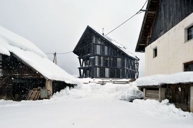 Najburnejši odziv, kar zadeva videz hiš, je v zadnjem času sprožila apartmajska hiša arhitektov Gregorc Vrhovec v Podkorenu. S svojim črnim lesom se nanaša na gospodarske objekte tega območja, a je prebivalcem šla izredno v nos. Če bi bila enake višine in oblike, hkrati pa bi bila neavtohtono obdelana v svetli marelični barvi z belimi okvirji okoli oken, gotovo ne bi bilo pripomb, tako pa je s svojo iskrenostjo povzročila škandal.