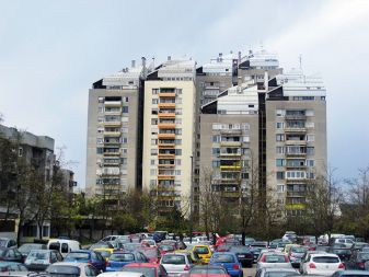 Fasade iz prefabriciranih betonskih plošč so se stanovalcem naselja BS3 očitno zdele prepuste, zato so jih osvežili s pastelno rumeno barvo. Toda ne vse, pač pa samo četrtino enega bloka, pa še temu so dodali oranžne balkone. S strahom gre pričakovati barvanje sosednjih stolpičev.