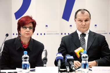 Kulturna ministrica Majda Širca in pravnik Miha Juhart sta na tiskovni konferenci potrdila, da je vsebina sporazuma sporna.
