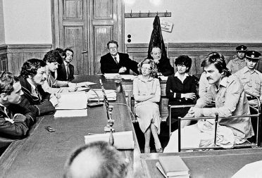 Leta 1980 se je na Dunaju začel proces proti Luki Vidmarju in Martini Blaj. Vidmar, zaposlen v SDV je tedaj povedal, da je bombo nastavil zaradi tega, ker »se funkcionarji koroških slovenskih organizacij borijo samo za svoje osebne koristi, nočejo pa se oprijeti učinkovitih sredstev proti zatiranju Slovencev«.