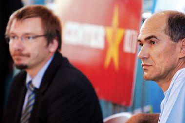 V SDS trdijo, da nimajo z brezplačniki nič. Levo Andrej Lasbaher, bivši SDS-ov založnik in direktor podjetja, ki je brezplačnike izdajalo, ter Janez Janša. 
