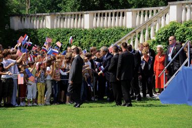 Pionirji z zastavicami za dragega predsednika