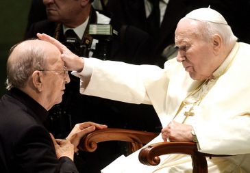 Marcial Maciel je užival veliko zaupanje papeža Janeza Pavla II. Ta ga je ob neki priložnosti označil celo za »predanega voditelja mladih«.