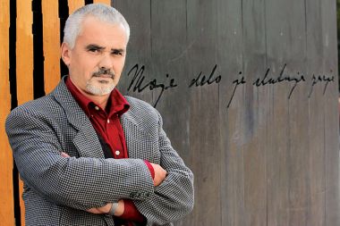 K poenostavitvi postopkov je pozval tudi Denis Miklavčič, predsednik Sindikalne konference samostojnih kulturnih ustvarjalcev na področju kulture in informiranja pri sindikatu Glosa.