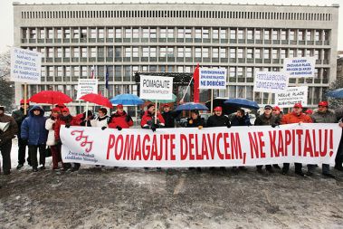 Sindikati so med izredno sejo državnega zbora organizirali protest, ker naj bi po njihovem prepričanju direktno korist od zakona imeli le delodajalci.