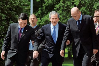Vsi desni, vsi enakopravni: Jose Manuel Barroso, George Bush in Janez Janša na Brdu