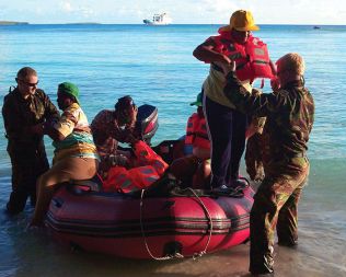 Pripadniki britanske kraljeve mornarice pomagajo nekdanjim prebivalcem otočja Chagos pri izkrcanju na otok Peros Banhos, kjer bodo po 40 letih obiskali grobove svojih prednikov. Britanske oblasti so aprila 2006 stotim »staroselcem« dovolile, da so na kratko obiskali otočje, s katerega so jih Britanci v 60-ih in 70-ih prisilno preselili na Mavricij, da bi tu zgradili britansko-ameriško vojaško oporišče.