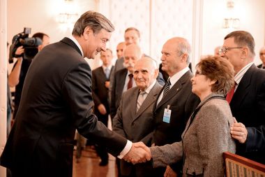 Predsednik Republike Danilo Türk s Spomenko Hribar in ostalimi udeleženci posveta o domoljubju