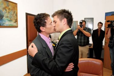 Aldo Ninovski in Jure Vrbnjak po registraciji istospolne partnerske skupnosti oktobra 2006 v Laškem. Z uveljavitvijo novega družinskega zakonika bosta istospolna partnerja lahko sklenila \