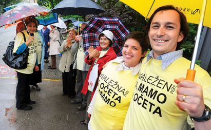 Člani Civilne iniciative za družino in pravice otrok, ki nasprotuje izenačitvi zakonske in istospolne zveze ter posvojitvam s strani istospolno usmerjenih