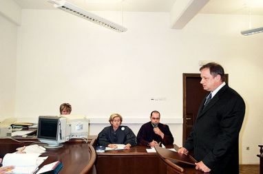 Andrej Zrim, gornjeradgonski župnik, ki je bil obsojen na pogojno zaporno kazen, ker je pri verouku fizično obračunal z enim svojih mladoletnih slušateljev.