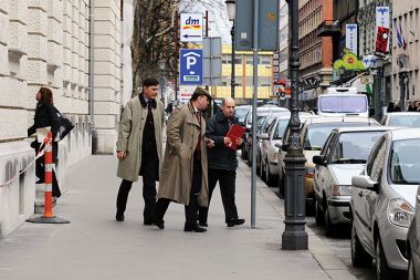 Franci Frantar med izhodom skozi stranska vrata ljubljanskega okrožnega sodišča. Sodišče ga je kar dvakrat obsodilo zaradi večkratnega spolnega napada na desetletno deklico. Nazadnje na tri leta in deset mesecev zaporne kazni.