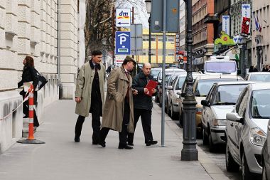 Franci Frantar med izhodom skozi stranska vrata ljubljanskega okrožnega sodišča. Sodišče ga je kar dvakrat obsodilo zaradi večkratnega spolnega napada na desetletno deklico. Nazadnje na tri leta in deset mesecev zaporne kazni.