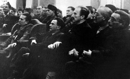 Edvard Kocbek, tretji z desne, na zgodovinskem zasedanju AVNOJ-a v Jajcu, 29. novembra 1943