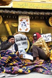 Protestniki spijo pred tanki, da ohranijo svoje »zasedeno« ozemlje in preprečijo vojski, da bi jih izrinila iz središča Kaira.