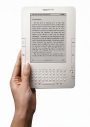 Amazon je v dobrem letu dni prodal približno pol milijona bralnikov Kindle in opogumljen s tem uspehom februarja predstavil njegovega naslednika, Kindle 2.
