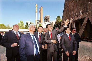 Kdo ruši? Borut Pahor na inšpekciji TEŠ 6 v Šoštanju 25. maja letos. Levo zadaj Uroš Rotnik, direktor Termoelektrarne Šoštanj, desno Borut Meh, odstavljeni Rotnikov šef (direktor HSE).