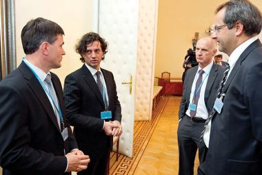 Lobiji v lobiju: Uroš Rotnik - Teš 6 in Robert Golob - Gen i (levo) ter Stane Rožman - NEK in Alojz Stana - Geoplin po sestanku strateškega sveta za energetiko s predsednikom vlade. 