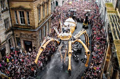 Po ulicah Liverpoola se je lani sprehodil 15-metrski pajek z imenom La Princesse