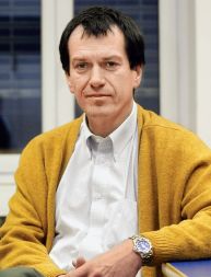 Društvo za izobraževanje zdravstvenih delavcev, ki je od farmacevtskega podjetja GlaxoSmithKline v dveh letih prejelo skoraj milijon evrov donacij, vodi kirurg in nekdanji Bručanov kandidat za direktorja UKC-ja Valentin Sojar. 