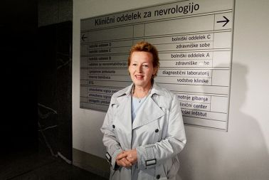Ministrica za zdravje Zofija Mazej Kukovič meni, da bi morali zdravnikom strokovno izobraževanje plačevati iz proračuna ministrstva za zdravje, ne pa da ga plačujejo farmacevtske družbe.
