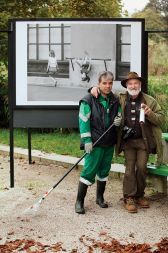 Jim Sumkay z mimoidočim delavcem ob eni svojih fotografij v Tivoliju.