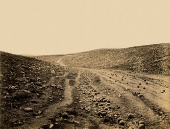 Roger Fenton je leta 1855 ponazoril „dušo“ krimske vojne tako, da je znesel na prazno cesto množico topovskih krogel. 