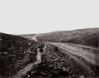 Roger Fenton je leta 1855 ponazoril „dušo“ krimske vojne tako, da je znesel na prazno cesto množico topovskih krogel. 