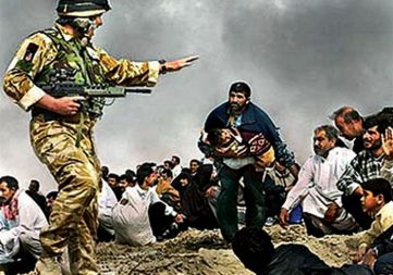 Leta 2003 je fotograf Los Angeles Timesa, Brian Walski, v skrbi za dobro kompozicijo dogodka združil dve fotografiji v eno in zrežiral pogovor britanskega vojaka z domačini v iraškem mestu Basra. 