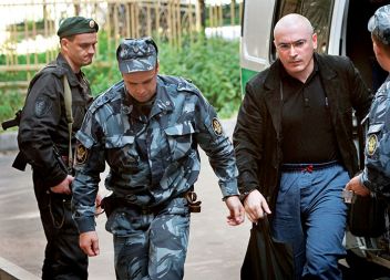 Nekdanji lastnik naftne družbe Jukos Mihael Hodorkovski, ki so ga leta 2005 zaradi utaje davkov in poneverb obsodili na devet let zapora, vklenjen prihaja na sodišče. Ponovno mu sodijo, tokrat zaradi kraje in finančnih prevar. Moskva, 12. avgusta 2009.