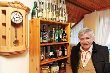 Dr. Pusztai ob svoji zbirki bio-žganja (na zgornji polici). Piščalka, ki jo ima za vratom, je nagrada (whistleblower award), ki so mu jo za njegovo razkritje leta 2005 podelili v Zvezi nemških znanstvenikov (VDW).