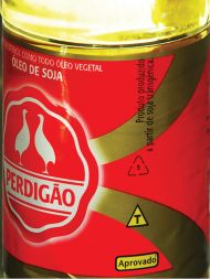 V Braziliji morajo biti vsi živilski izdelki, ki vsebujejo več kot odstotek gensko spremenjenih poljščin, označeni s črno črko T (za Transgênico) v rumenem trikotniku.