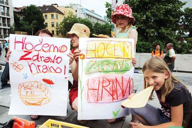 Najmlajši protestnici in njuna izdelka