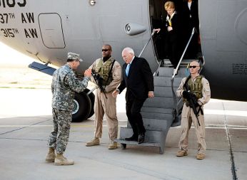 Podpredsednik ZDA v Bushevi administraciji in nekdanji direktor Halliburtona Dick Cheney ob enem izmed svojih nenapovedanih obiskov ameriških enot v Iraku.