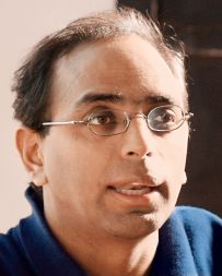 Ameriški raziskovalni novinar in direktor instituta CorpWatch, Pratap Chatterjee. 