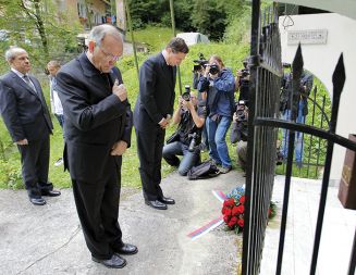 Borut Pahor in Anton Stres pred Hudo jamo. V ozadju minister Ivan Svetlik.