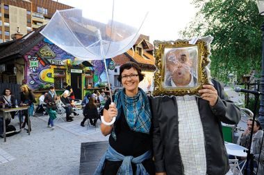 Saša Eržen z dežnikom za pse in Boštjan Napotnik - Napo z napihljivim okvirjem za slike