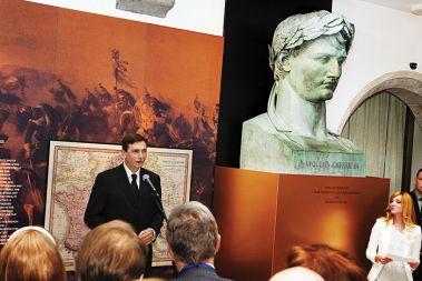 Predsednik vlade Borut Pahor je skupaj s francoskim predsednikom vlade Francoisom Fillonom 11. maja odprl razstavo Napoleon rezhe Ilirija vstan v Mestnem muzeju Ljubljana. Kip cesarja Napoleona je za razstavo posodil pariški muzej Louvre.