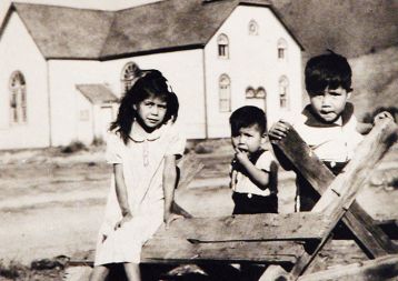 Otroci, ki so bili odvedeni v krščanske šole, tudi po deset in več let niso videli svojih družin, v tem času pa so izgubili tudi stik s svojo kulturo ter identiteto.