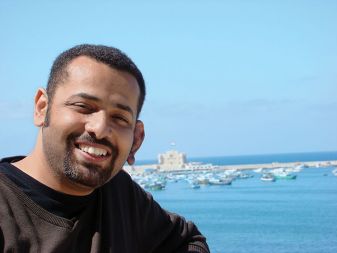 Vael Abas, egiptovski novinar, borec za človekove pravice, bloger, ki je leta 2006 je objavil videoposnetek policijskega mučenja, ki je zbudil tolikšno družbeno ogorčenje, da so bile oblasti prisiljene odgovorne policiste postaviti pred sodnika.