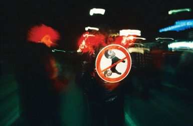 Člani umetniške skupine »Get to attack« na Dunaju leta 2000 na protestih proti sodelovanju Haiderjevih Svobodnjakov v zvezni avstrijski vladi.