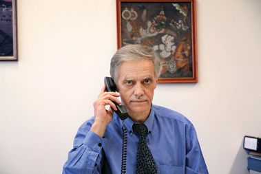 /media/www/slike.old/mladina/intervjudr_podolsky_johann_telefon.jpg