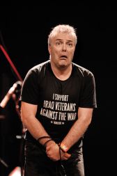 Jello Biafra ob svojem prvem obisku Slovenije letos na Šklabfestu v Trbovljah 3. julija. V sredo pa je s svojim novim bendom The Guantanamo School of Medicine nastopil še v ljubljanskem Kinu Šiška.